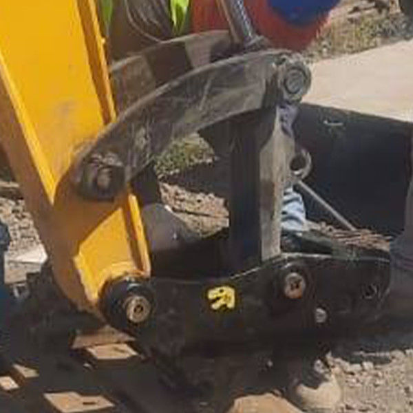 Simplifiez votre travail avec l'excavateur Quick Hitch pour des changements rapides de fixation
